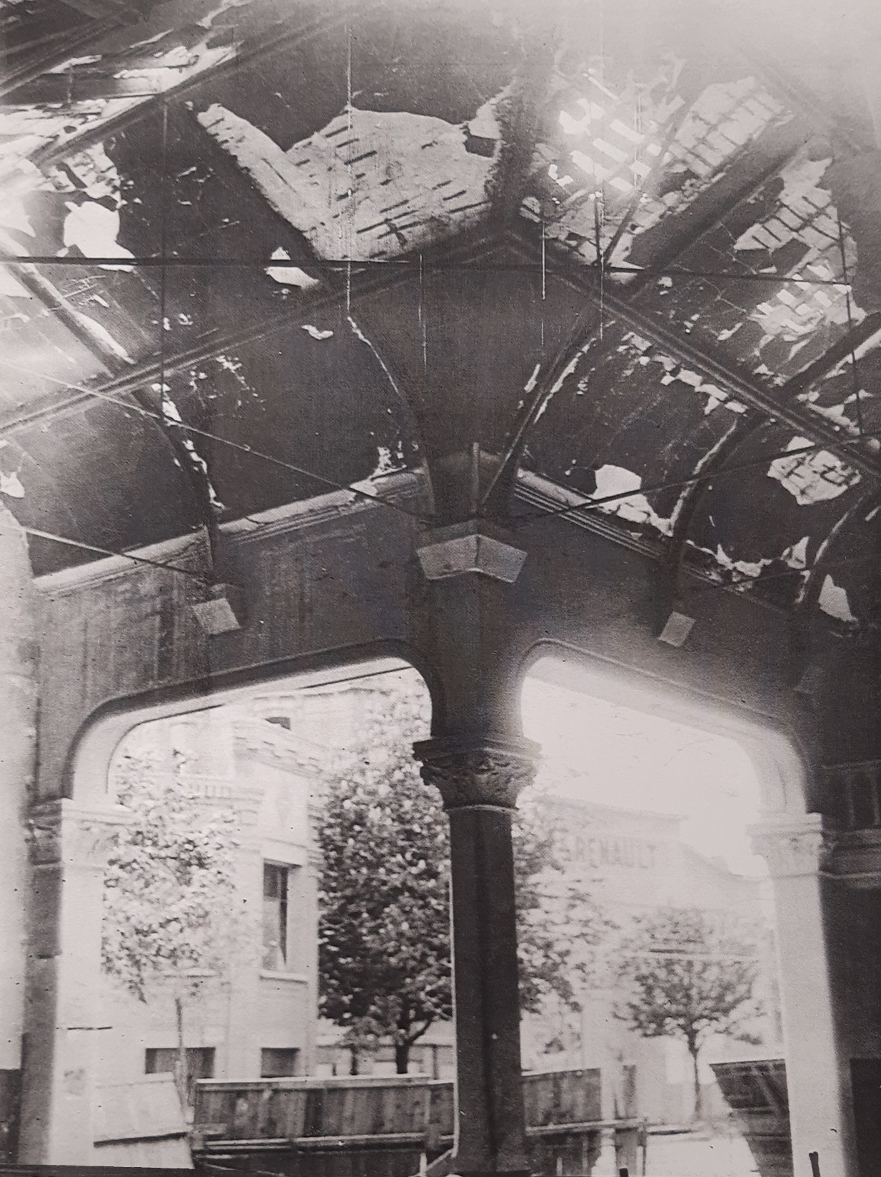 Intérieur de l'église bombardée